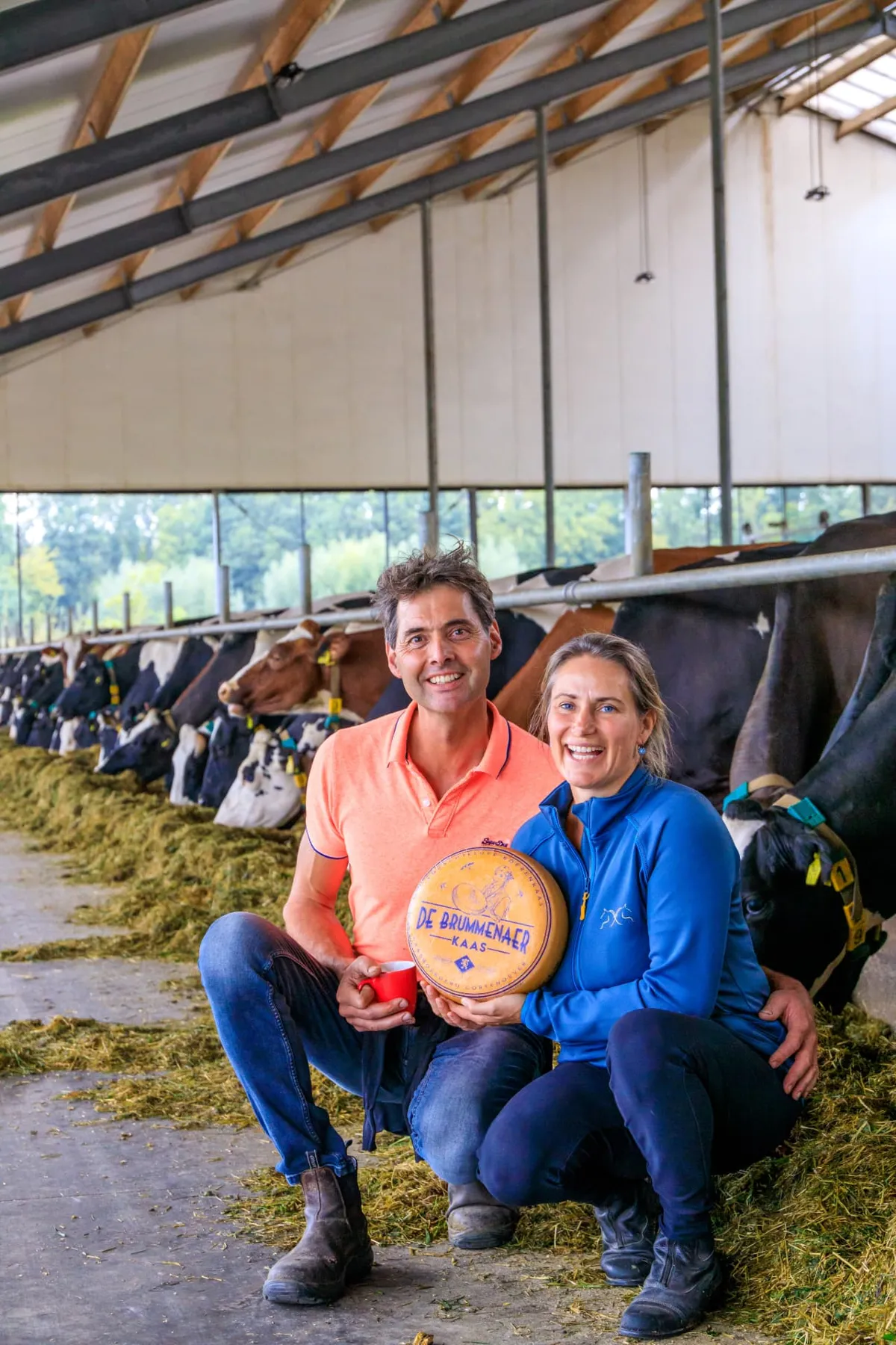Jan Willem en Michaela in de stal met een De Brummenaer-kaas